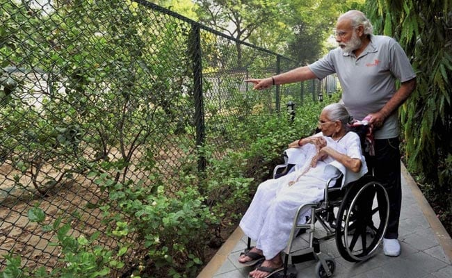 PM Modi's Mother Comes Visiting, He Posts Pics On Twitter