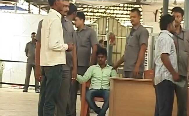 सीएम नीतीश कुमार ने चप्पल फेंकने वाले को बिठाया अपने साथ और पूछा 'क्यों किया ऐसा'