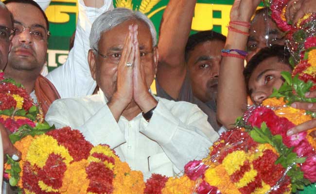 Nitish Kumar Asks Akhilesh Yadav To Ban Liquour In Uttar Pradesh