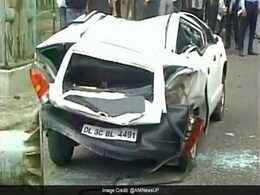 नोएडा में कार और बाइक पर गिरा बड़ा साइनबोर्ड, एक शख्स की मौत नोएडा में कार और बाइक पर गिरा बड़ा साइनबोर्ड, एक शख्स की मौत