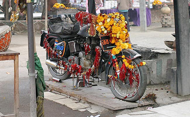 आस्था कहें या अंधविश्वास, यहां बुलेट मोटर साईकिल से मांगी जाती है मन्नत