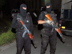 कराची में पुलिस वैन में कुकिंग ऑयल का स्टॉक लूटने वाले गिरोह के सदस्यों को किया गया गिरफ्तार