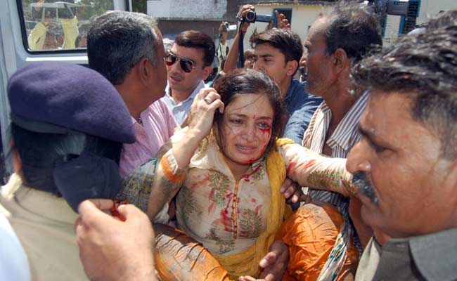 गुजरात : बीजेपी सांसद पूनम माडम गहरे नाले में गिरीं, हवाई जहाज़ से मुंबई अस्पताल ले जाया गया