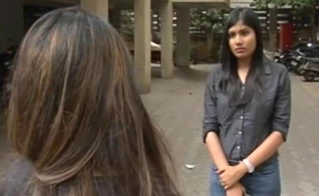 पुणे : 'छोटे कपड़े पहनकर पुरुषों के साथ घूमने पर' कथित रूप से कार से खींचकर लड़की को पीटा