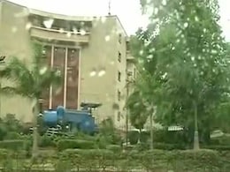 PHOTOS: भीगी-भीगी-सी दिल्ली, आखिर गिरा पारा, लोगों ने ली राहत की सांस PHOTOS: भीगी-भीगी-सी दिल्ली, आखिर गिरा पारा, लोगों ने ली राहत की सांस