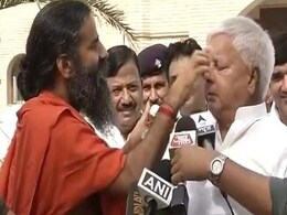जब लालू ने रामदेव के हाथों खाई चॉकलेट और चेहरे पर लगवाई गोल्ड क्रीम जब लालू ने रामदेव के हाथों खाई चॉकलेट और चेहरे पर लगवाई गोल्ड क्रीम