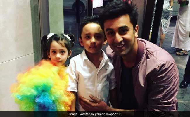 संजय दत्त के बच्‍चों के साथ खेलते हुए रणबीर कपूर की फोटो हुई वायरल