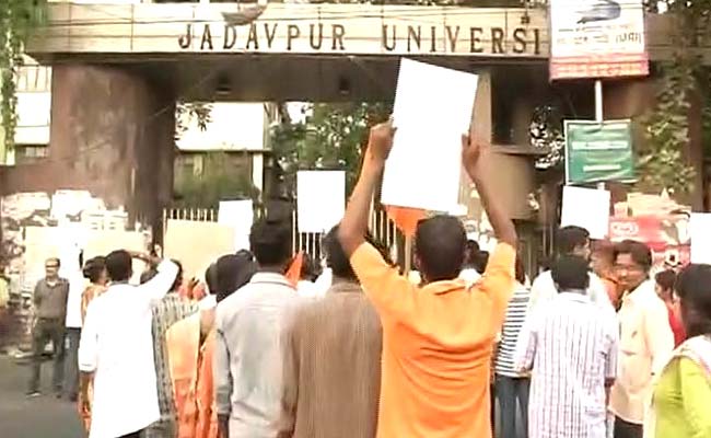 कोलकाता : रूपा गांगुली को जाधवपुर यूनिवर्सिटी कैंपस में प्रवेश से रोका, हंगामा