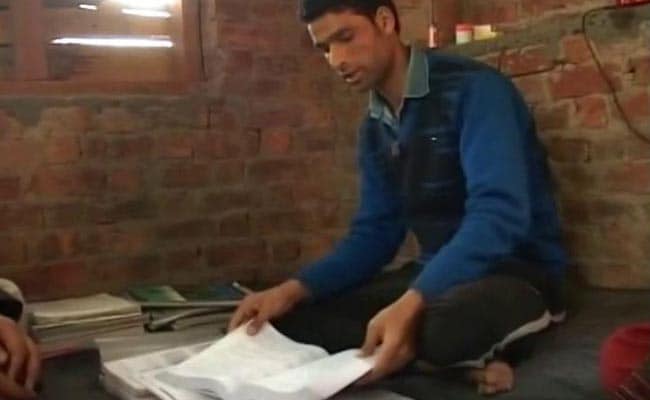 मदद की दरक़ार : यह 19 साल का कश्मीरी लड़का अपने गांव का पहला IIT इंजीनियर बन सकता है