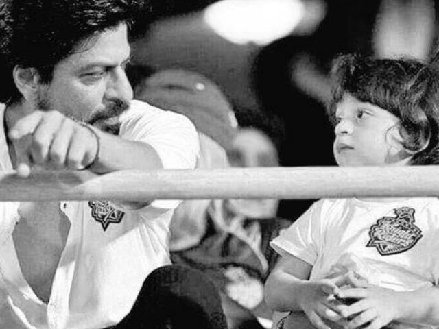 Shah Rukh Khan and AbRam Are Fully Prepped to Cheer Kolkata Knight Riders