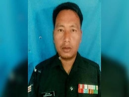 सैन्य सम्मान के साथ शहीद हंगपांग दादा का अंतिम संस्कार, हजारों लोगों ने दी नम आंखों से विदाई सैन्य सम्मान के साथ शहीद हंगपांग दादा का अंतिम संस्कार, हजारों लोगों ने दी नम आंखों से विदाई