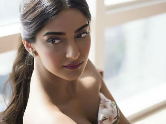 Sonam Kapoor's <i>Battle For Bittora</i> on Hold Due to Date Issues