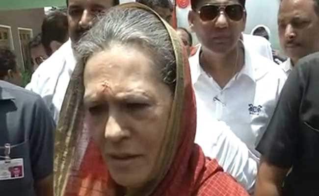 In Hospital With Food Poisoning, Sonia Gandhi Dials Mamata Banerjee