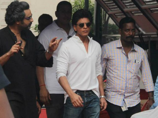 Shah Rukh Khan Avoids Traffic by 'Flying Back' Home From Work