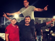 Salman Khan Gets Someone Else to do the Heavy Lifting at <I>Sultan</I> Party