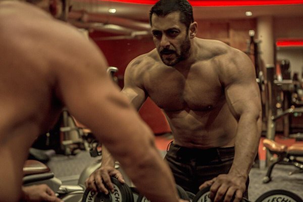 Salman Khan Gets Someone Else to do the Heavy Lifting at <I>Sultan</I> Party