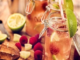 गर्मियों में रखना है बॉडी को हाइड्रेटेड, तो घर पर ही मजा लें लेमन आइस्ड टी का, यहां देखें रेसिपी गर्मियों में रखना है बॉडी को हाइड्रेटेड, तो घर पर ही मजा लें लेमन आइस्ड टी का, यहां देखें रेसिपी