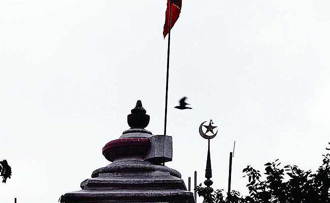 यहां मंदिर-मस्जिद है साथ-साथ, हिन्दुओं और मुसलमानों की मिल्लत की मिसाल यह