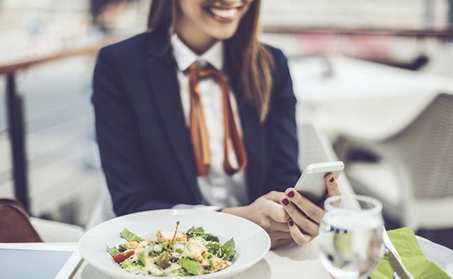 Relax! Texting Or Phone Calls At Dinner Time Is OK