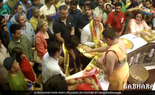 एप्‍पल के सीईओ टिम कुक ने मुकेश अंबानी के बेटे के साथ किए सिद्धि विनायक के दर्शन