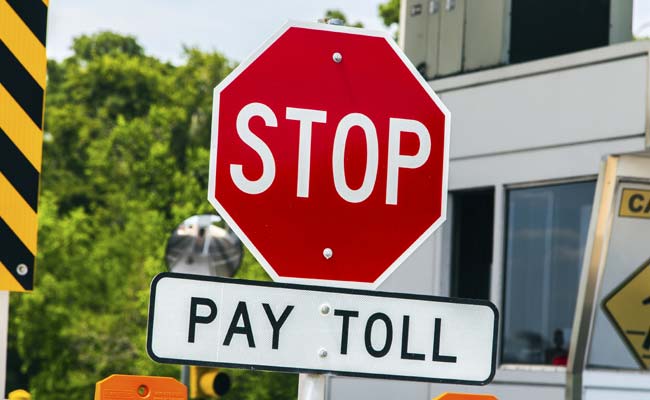 देखें : गुरुग्राम टोल नाके पर बस ड्राइवर ने टोल देने से इंकार किया, गेट तोड़कर फरार