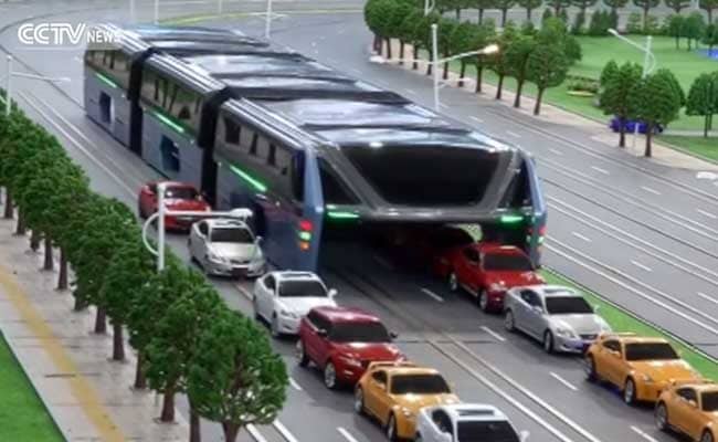 China's Elevated Bus May Just Be the Niftiest Solution to Traffic Jams
