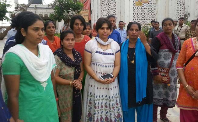 मुंबई : तृप्ति देसाई कड़ी सुरक्षा के बीच हाजी अली दरगाह में दुआ मांगने पहुंची मुंबई : तृप्ति देसाई कड़ी सुरक्षा के बीच हाजी अली दरगाह में दुआ मांगने पहुंची