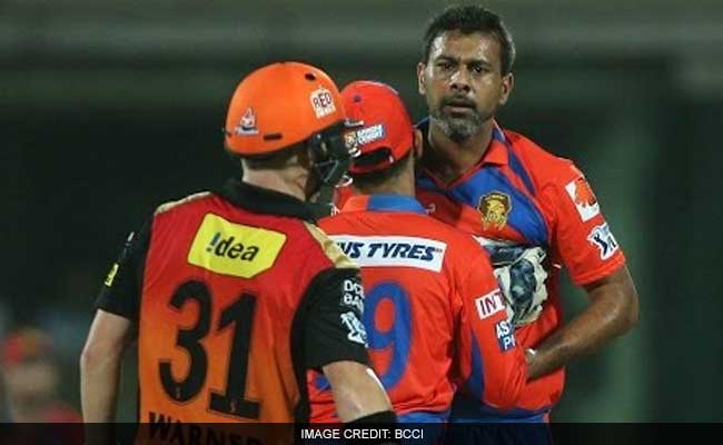 IPL9 : मैदान पर प्रवीण कुमार और डेविड वॉर्नर के बीच की तनातनी..