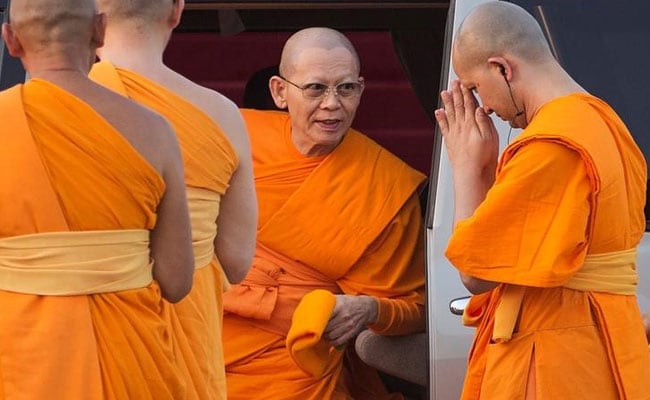 Meditating Devotees Shield Scandal-Hit Abbot From Thai Police