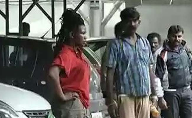 बेंगलुरु : नशे में धुत अफ़्रीकी मूल की महिला ने बाज़ार और अस्पताल में मचाया हंगामा