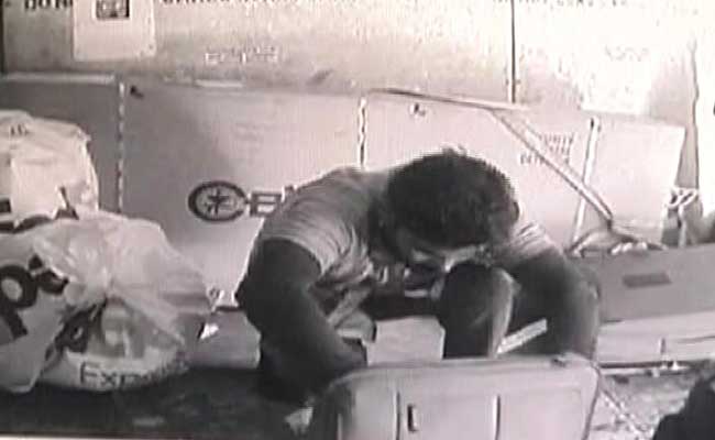 कैमरे में कैद : ...तो ऐसे एयरपोर्ट के ही दो कर्मचारी चुराते थे यात्रियों का सामान