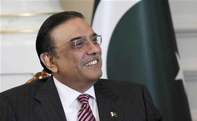 El presidente de Pakistán, Asif Ali Zardari, congela su salario en medio de la crisis económica