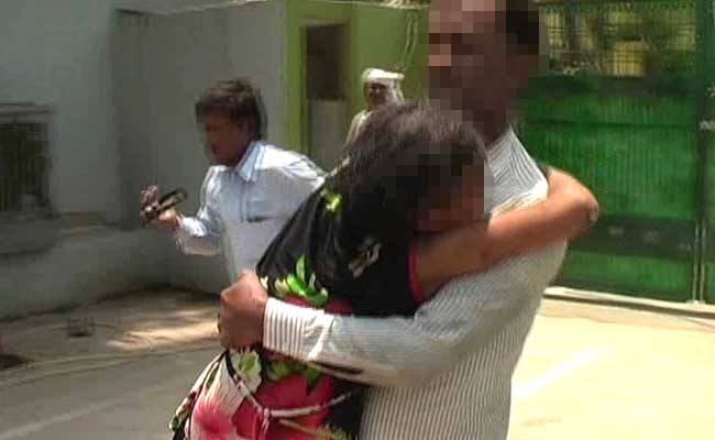 13 साल की लड़की ने बलात्कार के बाद रिपोर्ट लिखवाने की कोशिश की तो पांव जलाए