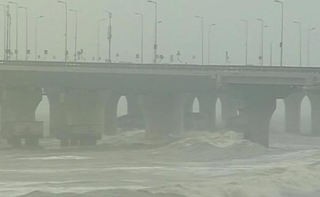 In Mega Mumbai Rain, Cars Crawl On Famous 50-Km-Per-Hour Sea Link