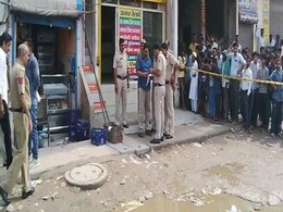 दिल्ली के भजनपुरा में कार सवार बदमाशों ने प्रॉपर्टी डीलर की हत्या की, बेटा घायल दिल्ली के भजनपुरा में कार सवार बदमाशों ने प्रॉपर्टी डीलर की हत्या की, बेटा घायल