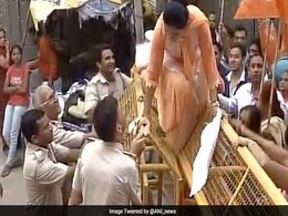 BJP Women Wing Stages Protest Against AAP Legislator Dinesh Mohaniya BJP Women Wing Stages Protest Against AAP Legislator Dinesh Mohaniya