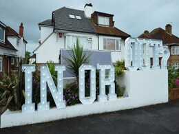 British Voters Brave Rains To Cast Votes To Leave Or Stay In European Union British Voters Brave Rains To Cast Votes To Leave Or Stay In European Union