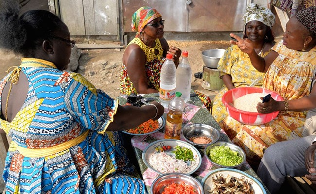 Cameroonian Women Stew Onions With 'Pot In A Bag' To Fight Pollution