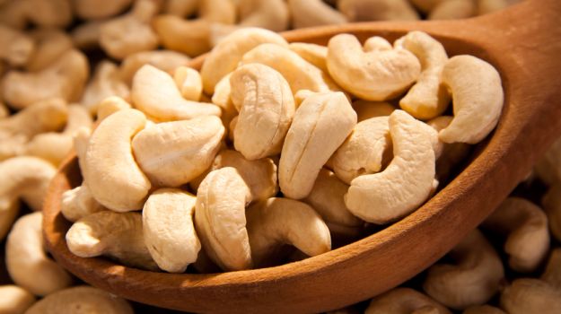 Eating Cashew Benefits: हाई BP और कमजोर दिल वाले रोजाना खायें काजू, ये हैं फायदे