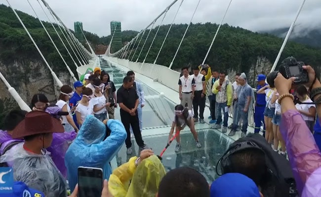 Tourists Test The Safety of 984-Foot High Chinese Glass Bridge - With Sledgehammers