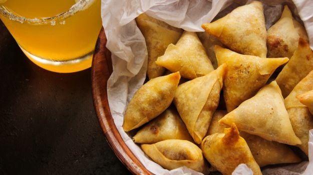 Samosa Lovers क्या आप जानते हैं भारत का कौन सा शहर 'समोसे की राजधानी' कहलाता है? एक बार खा लिया, तो कभी नहीं भूलेंगे स्वाद!