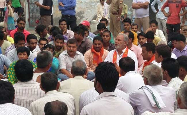 दादरी में प्रतिबंध के बावजूद हुई महापंचायत में अखलाक के परिवार के खिलाफ कार्रवाई की मांग