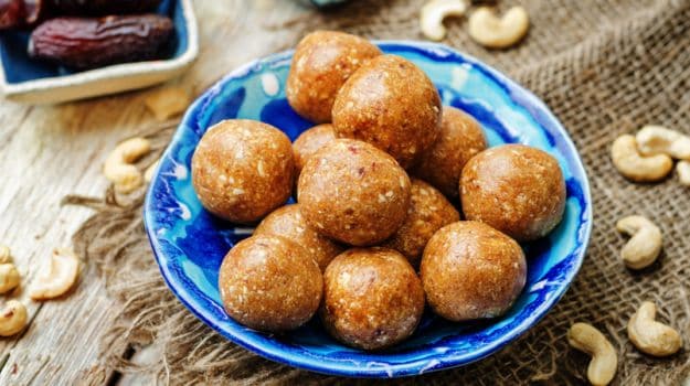 dates and cashew vegan balls