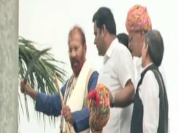 डीजी वंजारा ने पैदा किया नया विवाद : सरदार पटेल को पहनाई कलम, खिलौना बंदूक की माला डीजी वंजारा ने पैदा किया नया विवाद : सरदार पटेल को पहनाई कलम, खिलौना बंदूक की माला