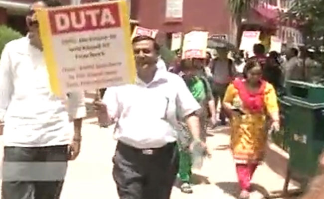 Delhi University Teachers Association (DUTA) Protests Against UGC's Autonomous Colleges Scheme