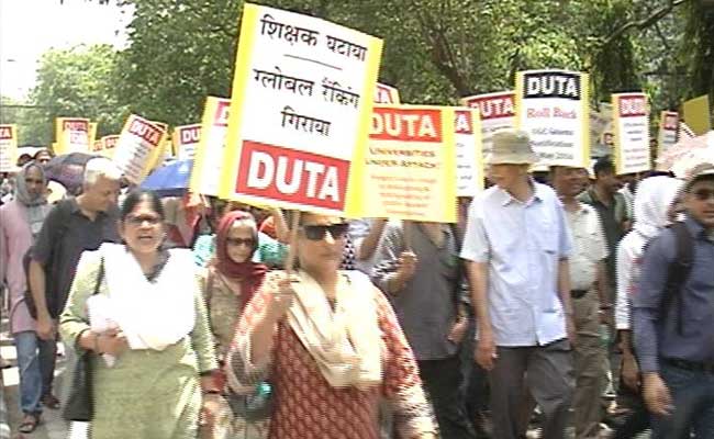 प्राइम टाइम इंट्रो : विश्वविद्यालय में शिक्षण से जुड़े नियमों का विरोध