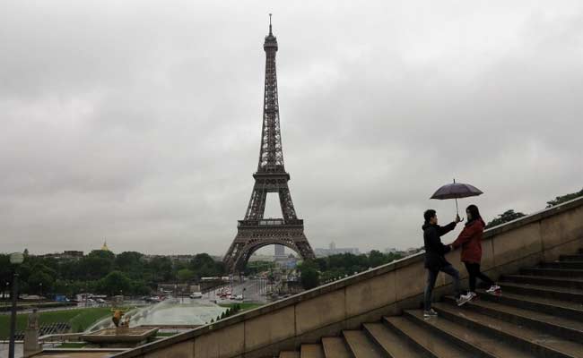 Eiffel Tower To Glow Red And White To Honour Istanbul Dead