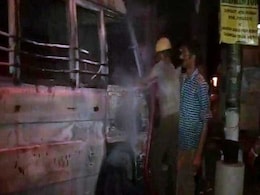 जम्मू में प्रदर्शनकारियों ने बस में आग लगाई और दुकानों में तोड़-फोड़ की, पुलिस से हुई झड़प जम्मू में प्रदर्शनकारियों ने बस में आग लगाई और दुकानों में तोड़-फोड़ की, पुलिस से हुई झड़प