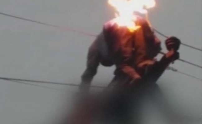 11,000 वोल्ट के करंट का शिकार हुआ बिजलीकर्मी, खंभे पर ही जल उठा शरीर