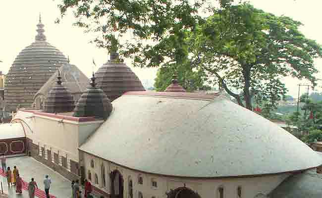 यहां भक्तों को मिलता है रक्त में डूबे हुए कपड़े का प्रसाद, जानिए कामाख्या मंदिर की पूरी कहानी